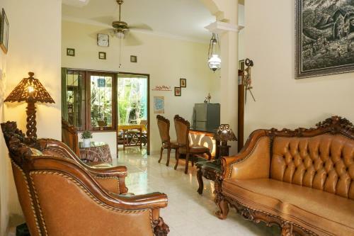 Oyo 465 Alam Citra Bed & Breakfast