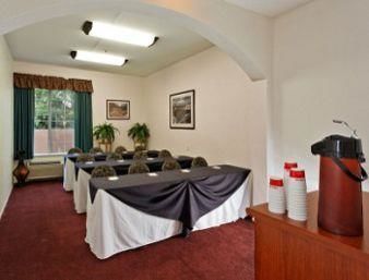 Holiday Inn Express Hotel & Suites