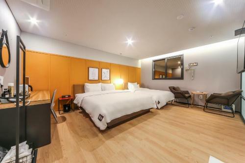 Seomyeon Brown-dot Hotel Gold