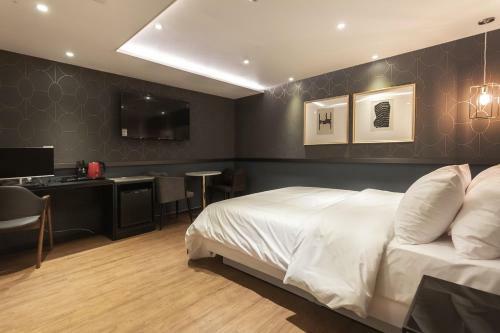 Brown Dot Hotel Centum
