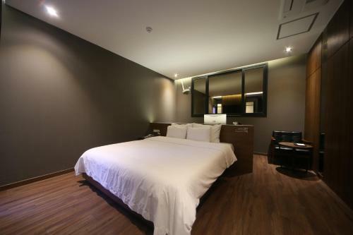 Beomil Brown Dot Hotel