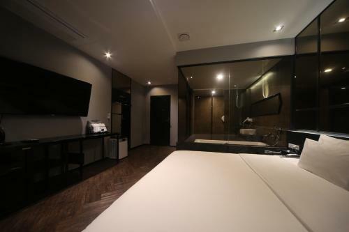 Beomil Brown Dot Hotel