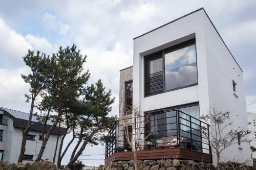 Villa Aewol Bada Town House