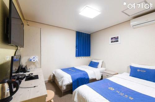 Peanut Hotel