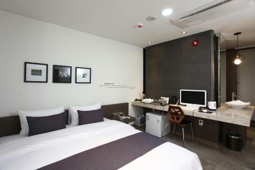 S& Hotel