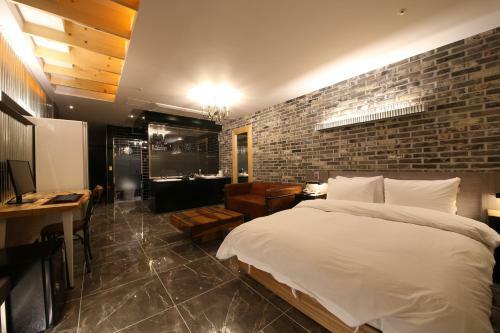 The J Hotel