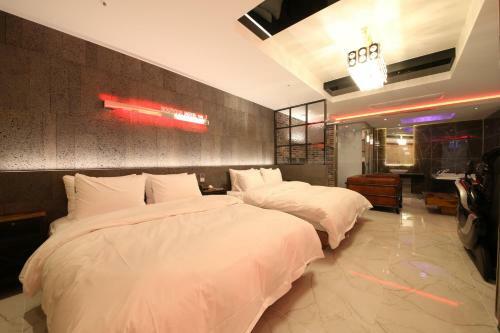 The J Hotel