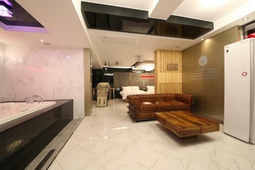 The J Hotel
