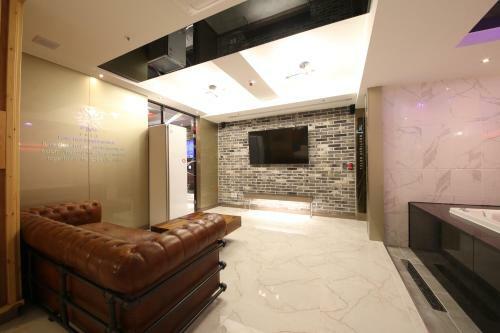 The J Hotel