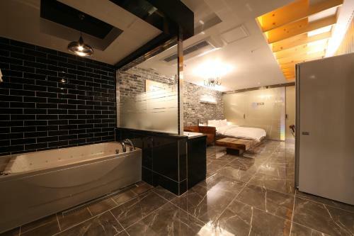 The J Hotel