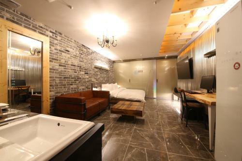 The J Hotel