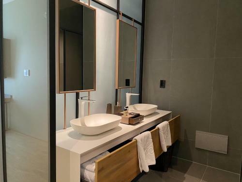 Luo Hotel