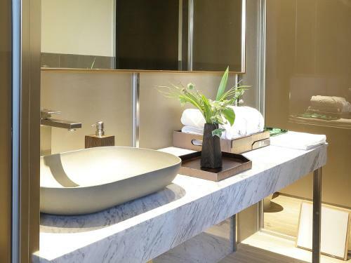 Luo Hotel