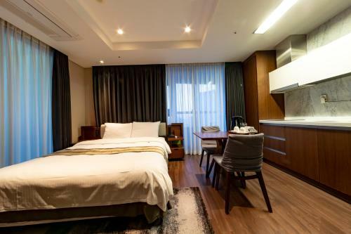 Haeundae H Stay Hotel