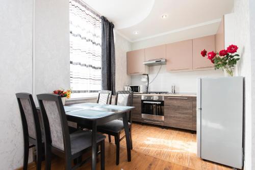 Comfortable Apartment In The Golden Square.