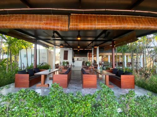 Hotel The Riviera Champasak
