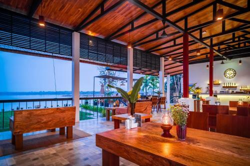 Hotel The Riviera Champasak