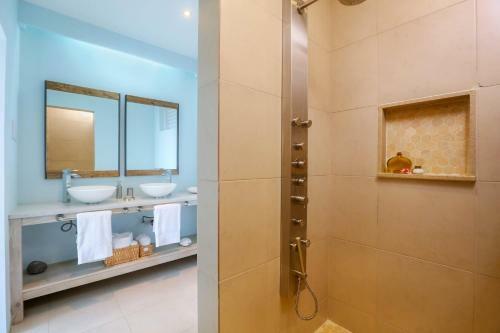 Cap Estate Villa Sleeps 8 With Pool Air Con And Wifi