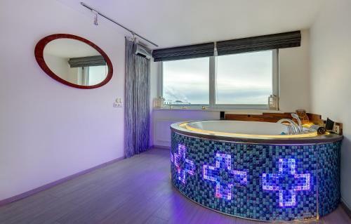 June Street Spa Apartments