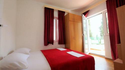 Green Apartment - 2 Bedroom With Sea View