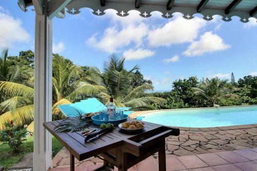 Villa M�rit�e : 3 Ch, V�g�tation Luxuriante Et Grande Piscine