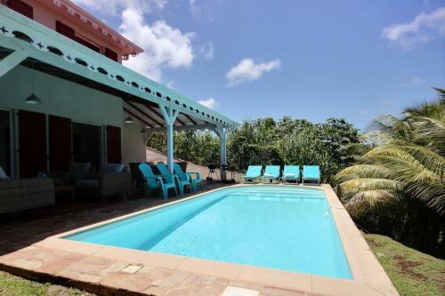 Villa M�rit�e : 3 Ch, V�g�tation Luxuriante Et Grande Piscine