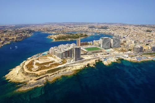 Seafront Apartment In Sliema With Pool, Upmarket Complex