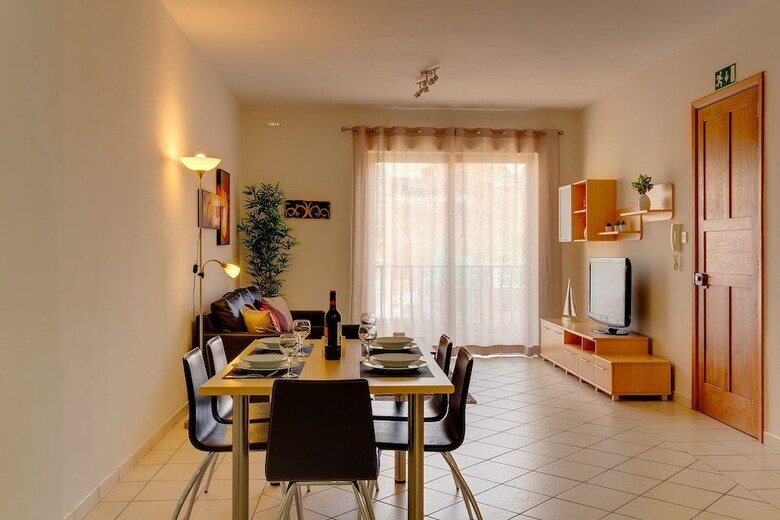 Valletta And Harbour Views Apartment In Central Sliema