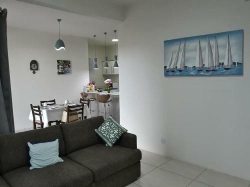 Cosy Two Bedroom Apartment With Pool And Parking