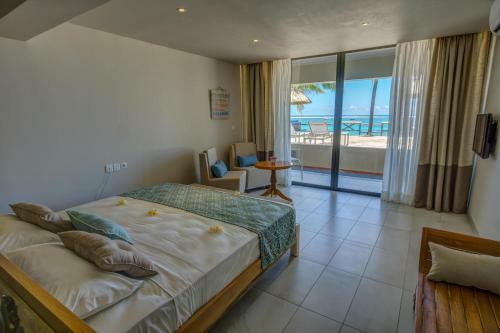 Hotel Le Peninsula Bay Beach Resort & Spa