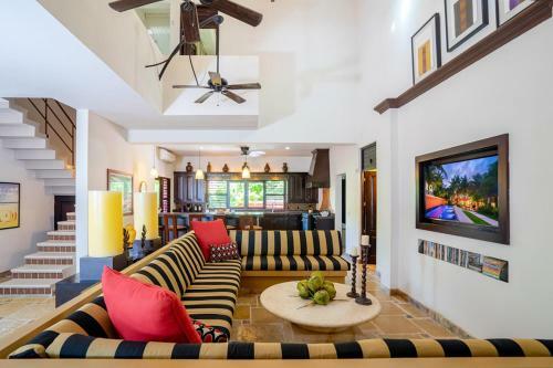 Tankah Cuatro Villa Sleeps 12 With Pool And Air Con