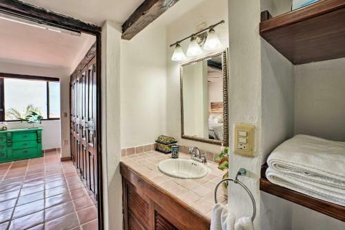 Updated Oceanside Townhome, 1 Block To Beach!