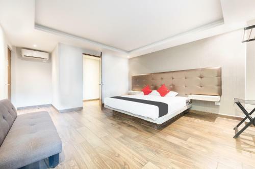 Hotel Capital O 202