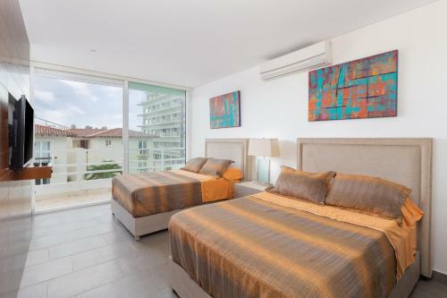 Comfortable Artistic Apartment, Great Wi-fi 2 Blocks To The Beach