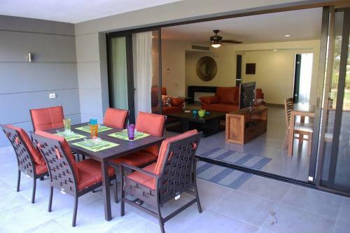 Playa Paradise With Golf, Pool And Beach Club Access!