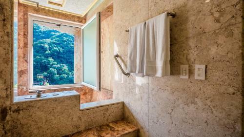 Luxury Beach Frontage Villa With Amazing Views For Rent