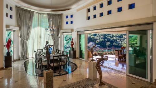 Luxury Beach Frontage Villa With Amazing Views For Rent