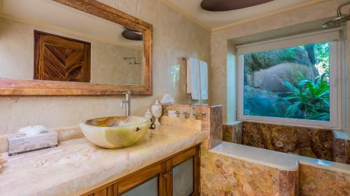Hostal Room In Villa - Elegant Suite With Beach View