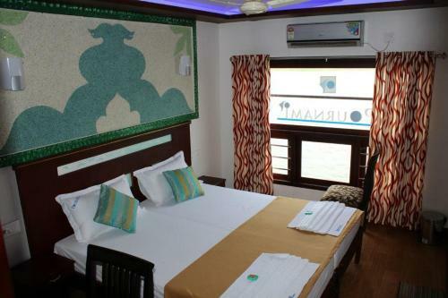 Pournami Houseboats