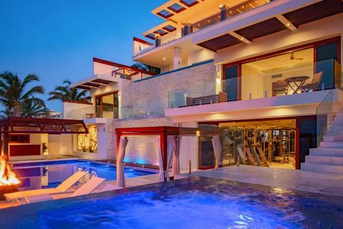 Centro Villa Sleeps 16 With Pool And Air Con