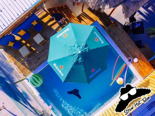 Straw Hat Hostel & Rooftop Bar