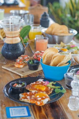 Straw Hat Hostel & Rooftop Bar