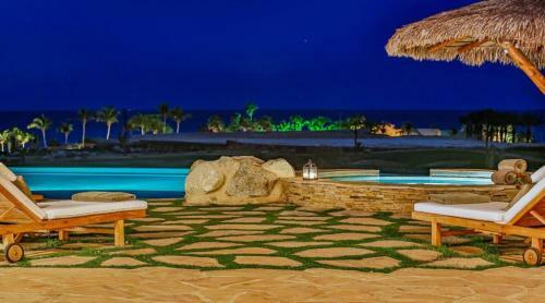 Tranquil Villa On A Golf Course With Open-concept Living, Infinity Pool, & Jacuzzi