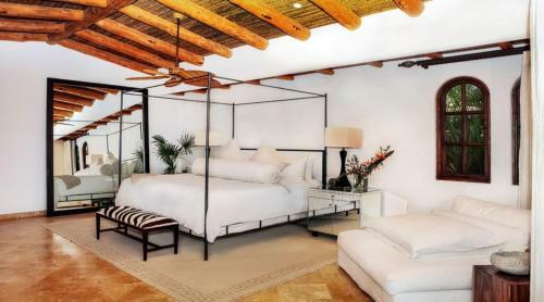 Tranquil Villa On A Golf Course With Open-concept Living, Infinity Pool, & Jacuzzi