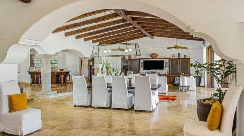 Tranquil Villa On A Golf Course With Open-concept Living, Infinity Pool, & Jacuzzi