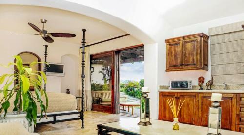 Tranquil Villa On A Golf Course With Open-concept Living, Infinity Pool, & Jacuzzi