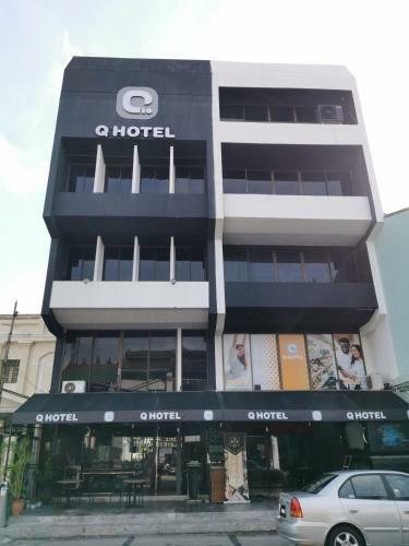 Q Capsule Hotel