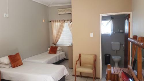 Hostal Larochelle Guesthouse