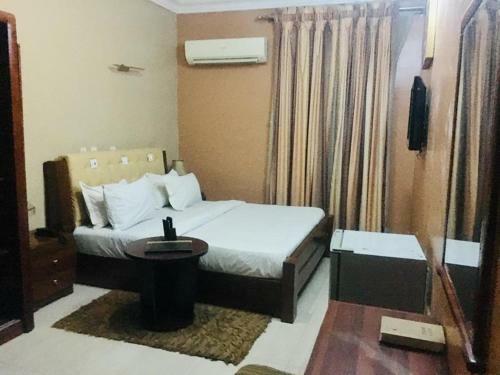 Euc Demodern Hotel & Suites