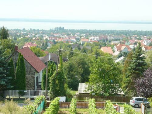 Judit Vend�gh�z A Balatonn�l